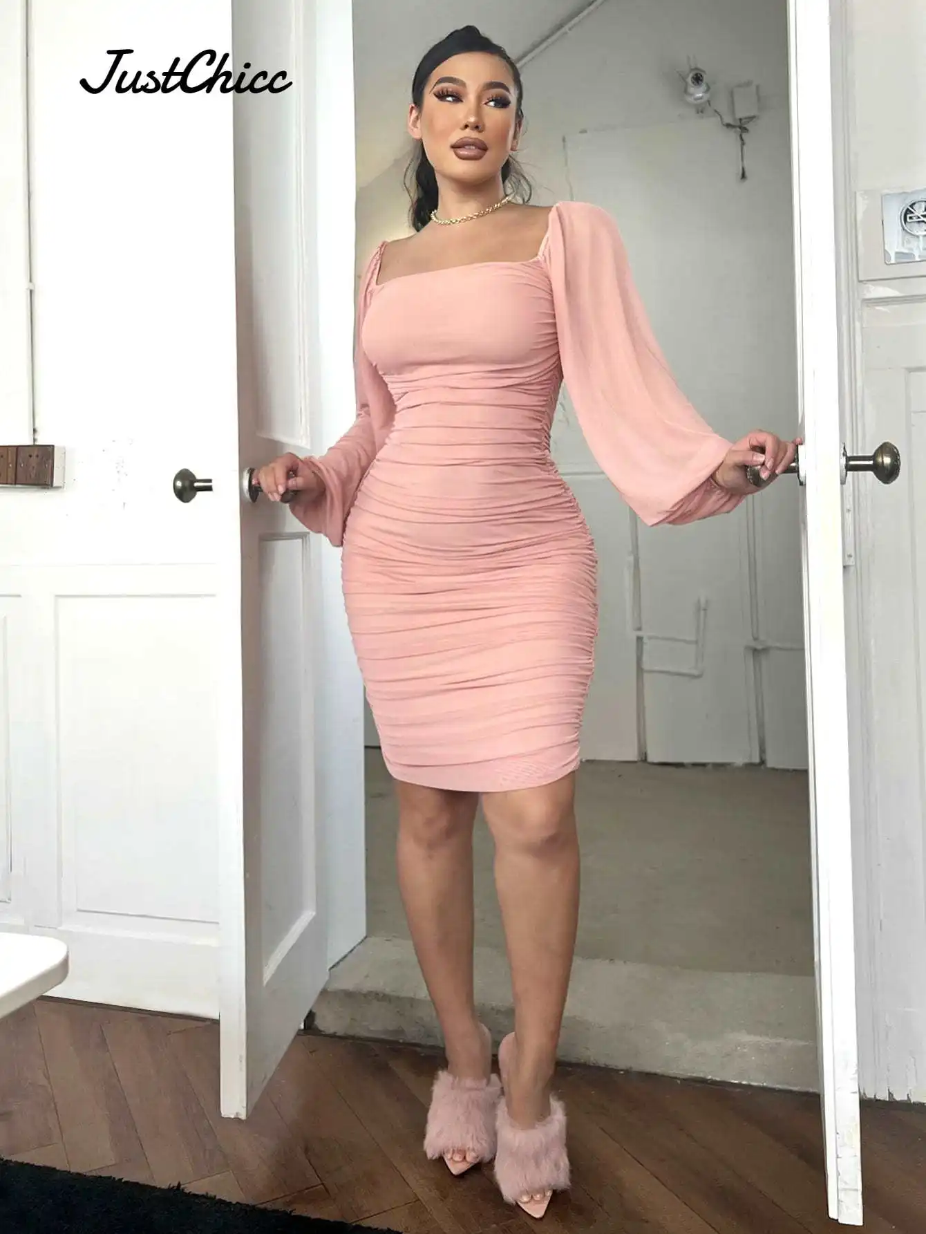 Облегающее платье Justchicc с рукавами-фонариками и рюшами по бокам 
Облегающее платье Justchicc с рукавами-фонариками и рюшами по бокам