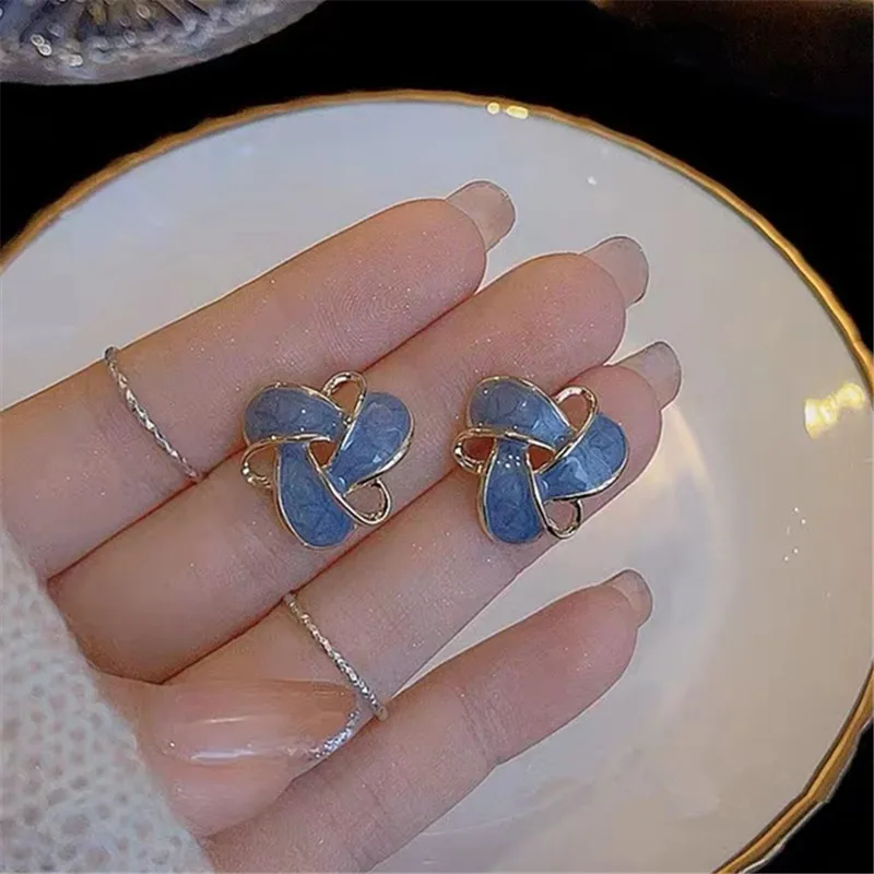 Retro Enamel Blue Triangle Geometric Ear Clips Earrings No Hole Korean Temperament Hollow Out Flower Clip Earrings No Piercing
Retro Enamel Blue Triangle Geometric Ear Clips Earrings No Hole Korean Temperament Hollow Out Flower Clip Earrings No Piercing