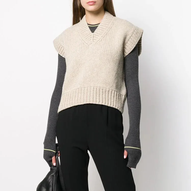 Niche Design 21 Autumn and Winter Silhouette V-neck Short 100% Wool Thick Stitch Sweater Vest
Niche Design 21 Autumn and Winter Silhouette V-neck Short 100% Wool Thick Stitch Sweater Vest