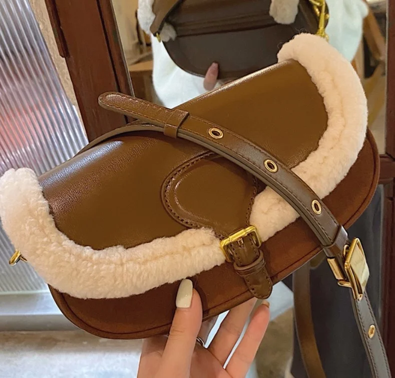 Women Lamb Wool Tote Bag Winter New High Quality Plush Hobos Handbag 2022 Trend Brand Design Female Fake Fur Shopping Purse
Women Lamb Wool Tote Bag Winter New High Quality Plush Hobos Handbag 2022 Trend Brand Design Female Fake Fur Shopping Purse