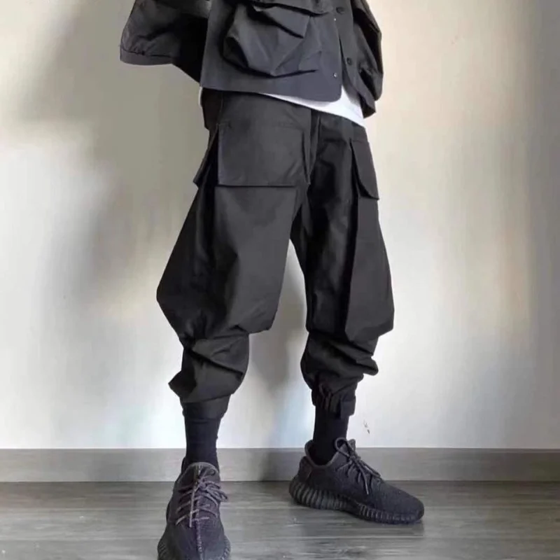 Брюки-карго DEEPTOWN Techwear мужские, свободные штаны-султанки, повседневная черная модная уличная одежда для бега в стиле хип-хоп, на весну
Брюки-карго DEEPTOWN Techwear мужские, свободные штаны-султанки, повседневная черная модная уличная одежда для бега в стиле хип-хоп, на весну