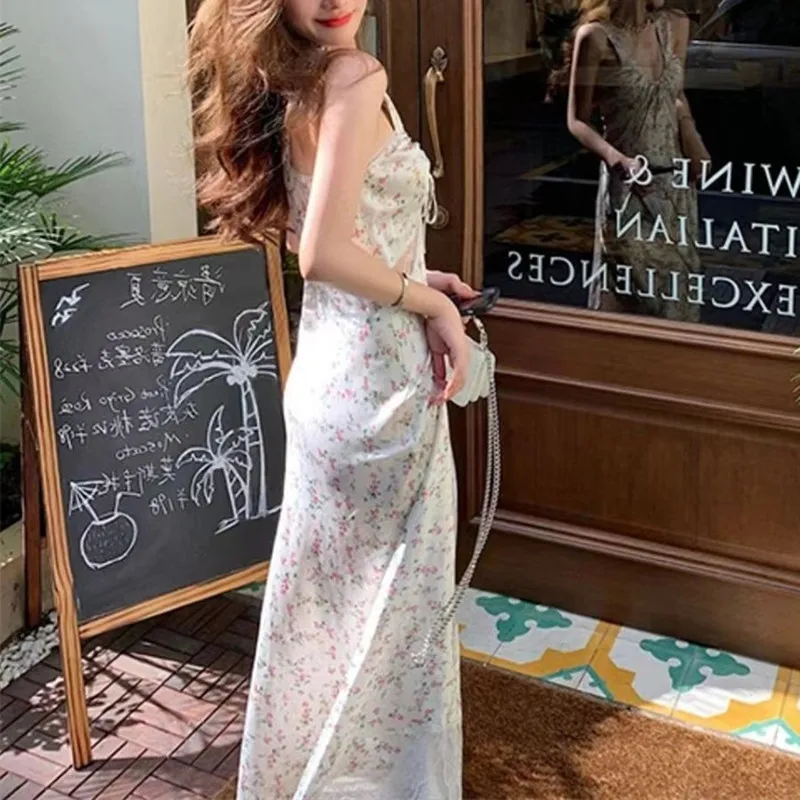 2023 New niche retro Hong Kong style dress for women's summer sexy suspender straps, floral trim, slimming mid length skirt
2023 New niche retro Hong Kong style dress for women's summer sexy suspender straps, floral trim, slimming mid length skirt