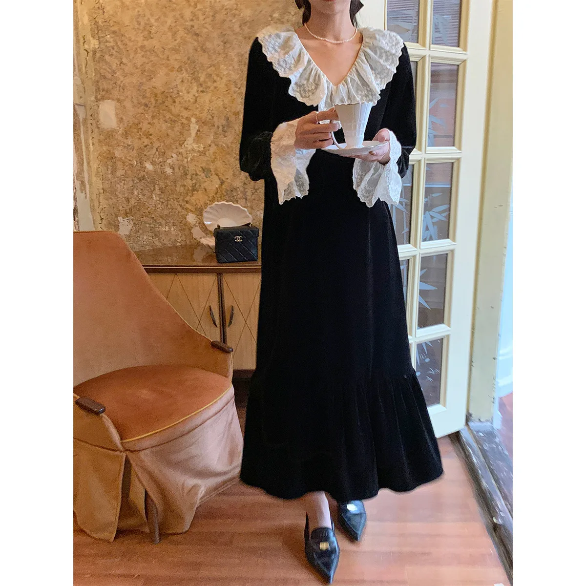 Women's Dress Spring 2023 Vintage French Lace Velvet Contrasting Colors V-neck Black Flare Sleeve Dresses
Women's Dress Spring 2023 Vintage French Lace Velvet Contrasting Colors V-neck Black Flare Sleeve Dresses