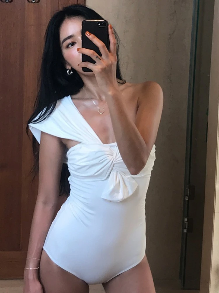 2022 Korean Retro Swimsuit Women One-shoulder Off Shoulder Twisted Flower High Waist Sexy Belly Cover One-piece Ladies Swimsuit
2022 Korean Retro Swimsuit Women One-shoulder Off Shoulder Twisted Flower High Waist Sexy Belly Cover One-piece Ladies Swimsuit