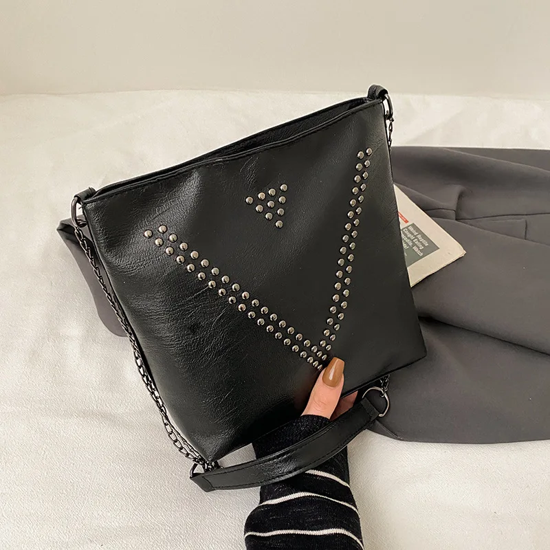 Ladies Fashion Zipper Bag Tote Handbag Rivet Bag Chain Shoulder Messenger Bag for Woman Travel Bag
Ladies Fashion Zipper Bag Tote Handbag Rivet Bag Chain Shoulder Messenger Bag for Woman Travel Bag