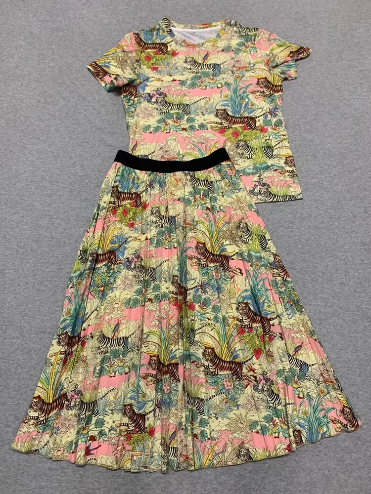 Vintage Jungle Animals Geometric Print Round Neck T-shirt Two Piece Ladies New + Elastic High Waist Pleated Skirt Fashion Suit
Vintage Jungle Animals Geometric Print Round Neck T-shirt Two Piece Ladies New + Elastic High Waist Pleated Skirt Fashion Suit