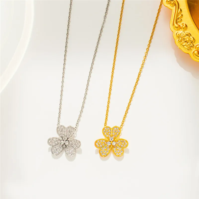 Heart Flower Zircon Pendant Necklace for Women with Exquisite Temperament Engagement Party Jewelry
Heart Flower Zircon Pendant Necklace for Women with Exquisite Temperament Engagement Party Jewelry