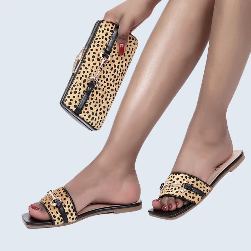 2022 Italy Latest Design Leopard Print Ladies Slippers With Chain Decoration and Bag Matching For Banquet Birthday
2022 Italy Latest Design Leopard Print Ladies Slippers With Chain Decoration and Bag Matching For Banquet Birthday