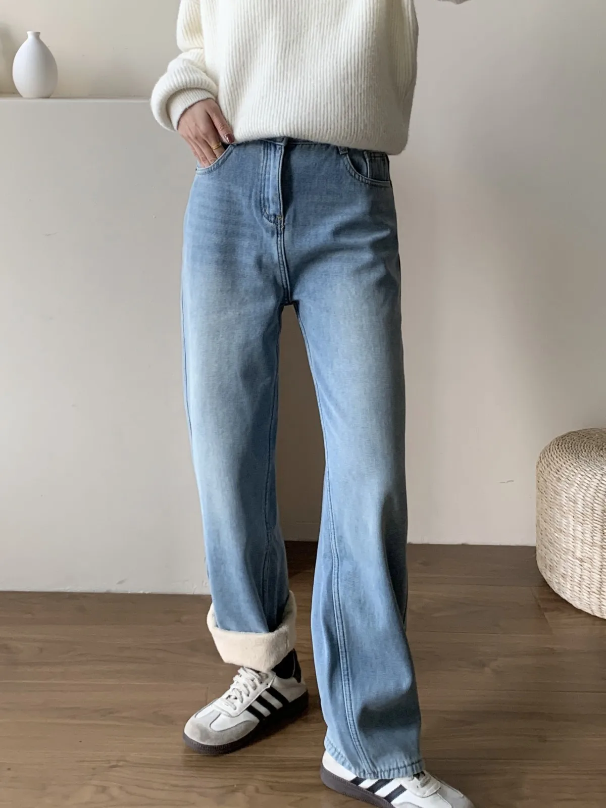 ZHISILAO New Winter Fur Jeans Women Warm Thick Pants 2023 Classic Blue Wide Leg Straight Jeans
ZHISILAO New Winter Fur Jeans Women Warm Thick Pants 2023 Classic Blue Wide Leg Straight Jeans