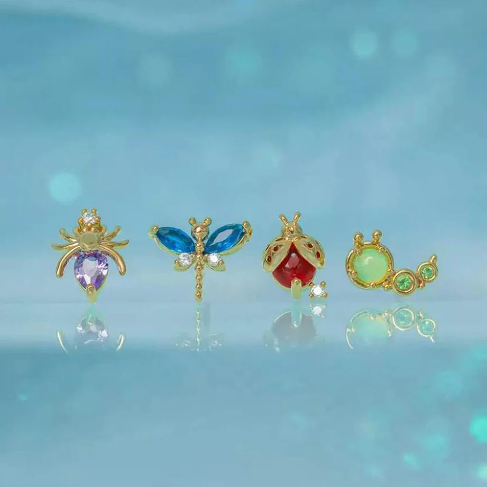 Серьги-гвоздики из серебра 925 пробы с фианитами 
Серьги-гвоздики из серебра 925 пробы с фианитами