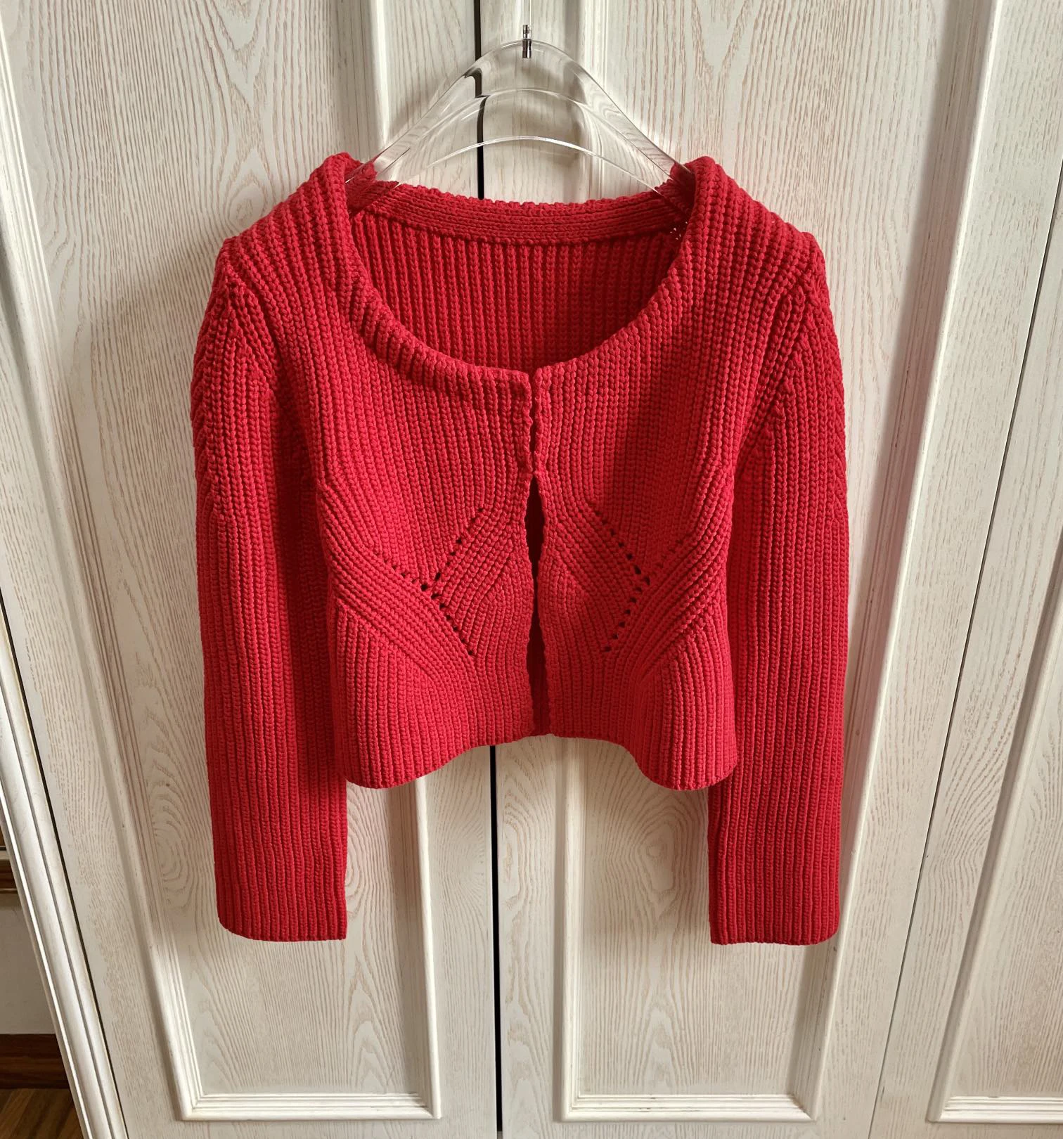 Minimalist no-button round neck short cardigan upper body shape and small suspender collocation is very spicy
Minimalist no-button round neck short cardigan upper body shape and small suspender collocation is very spicy