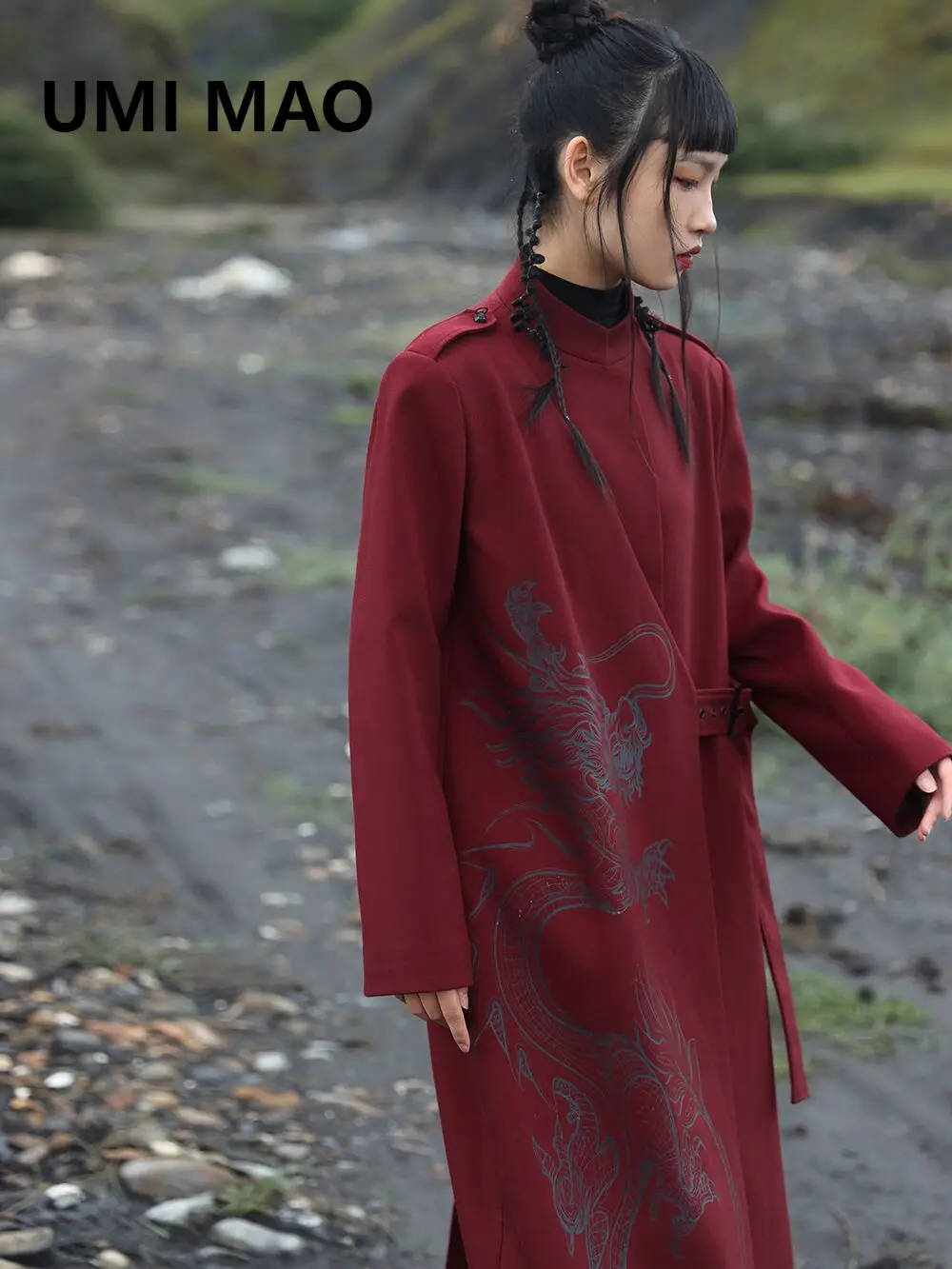 UMI MAO New Chinese Dragon Print Vintage Windbreaker Handsome Advanced Irregular Wine Red Long Female Trench Coat Para Mulheres
UMI MAO New Chinese Dragon Print Vintage Windbreaker Handsome Advanced Irregular Wine Red Long Female Trench Coat Para Mulheres