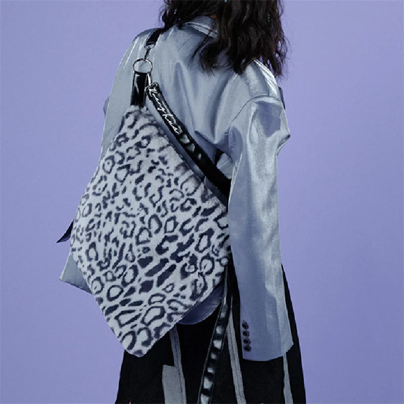 All match Plush Messenger Bag Fashion Leopard Print Tote Bag Large Capacity Work Computer Women Bag Creative Niche Bolso Cc
All match Plush Messenger Bag Fashion Leopard Print Tote Bag Large Capacity Work Computer Women Bag Creative Niche Bolso Cc
