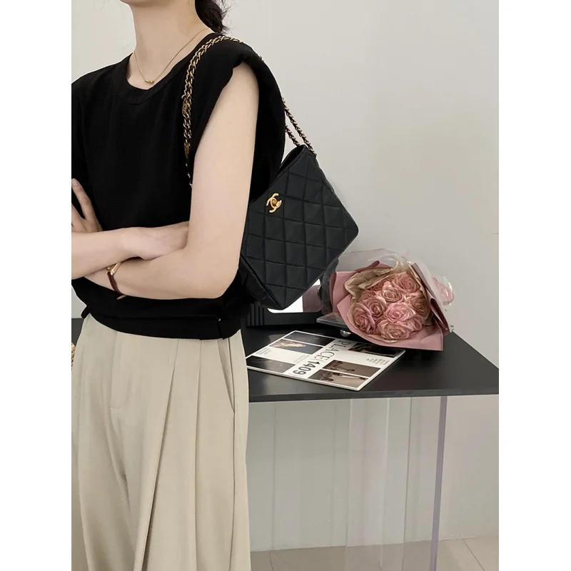 Korean Fashion Temperament Solid Color Sleeveless Women's Top 2023 Texture Band Padded Shoulder Sense of Design Shirt
Korean Fashion Temperament Solid Color Sleeveless Women's Top 2023 Texture Band Padded Shoulder Sense of Design Shirt