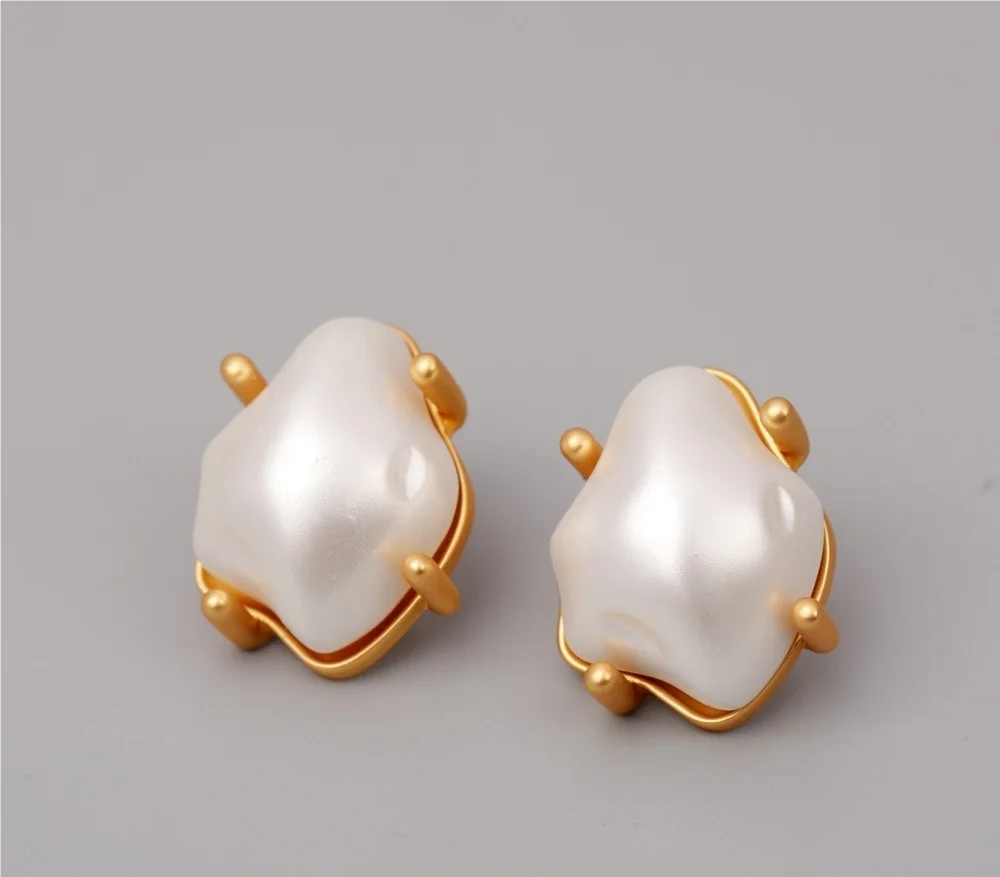 New 2022 Original Design High Protection Electroplated 18K Gold Baroque Pearl Light Luxury Vintage Earrings
New 2022 Original Design High Protection Electroplated 18K Gold Baroque Pearl Light Luxury Vintage Earrings