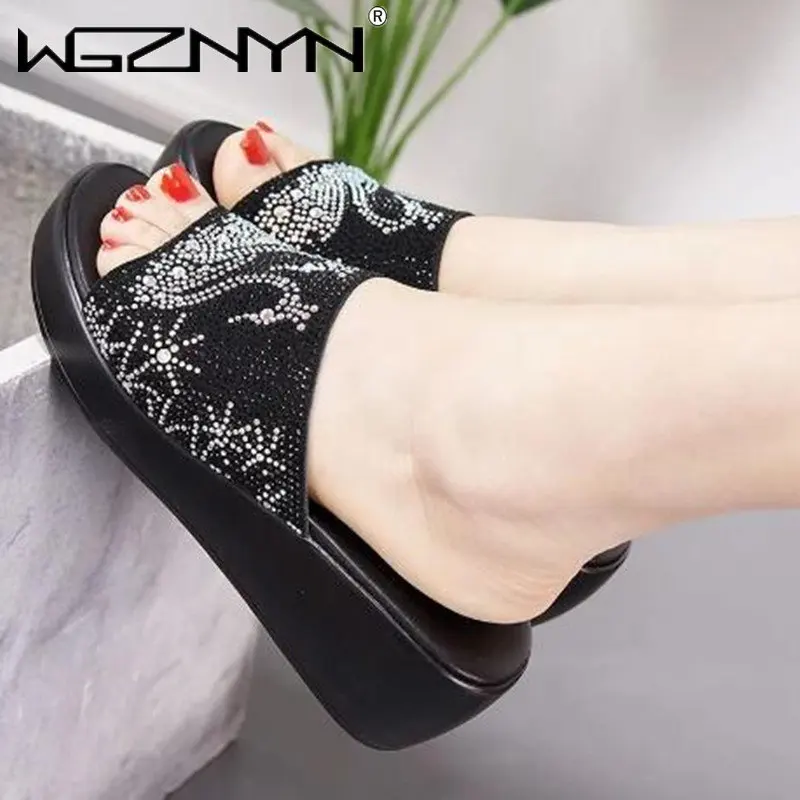 Шлепанцы женские на платформе, сандалии с кристаллами, пляжная обувь, танкетка, повседневные римские толстые тапочки, сланцы, лето 2023
Шлепанцы женские на платформе, сандалии с кристаллами, пляжная обувь, танкетка, повседневные римские толстые тапочки, сланцы, лето 2023