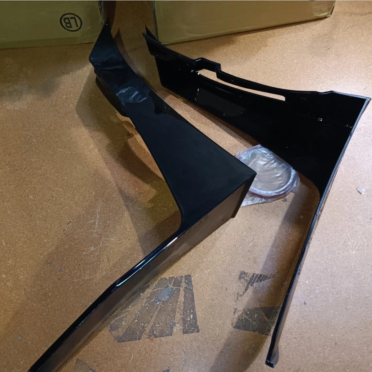 Черные блестящие Угловые разветвители крыльев переднего бампера для 15-22 Ford Mustang GT500
Черные блестящие Угловые разветвители крыльев переднего бампера для 15-22 Ford Mustang GT500