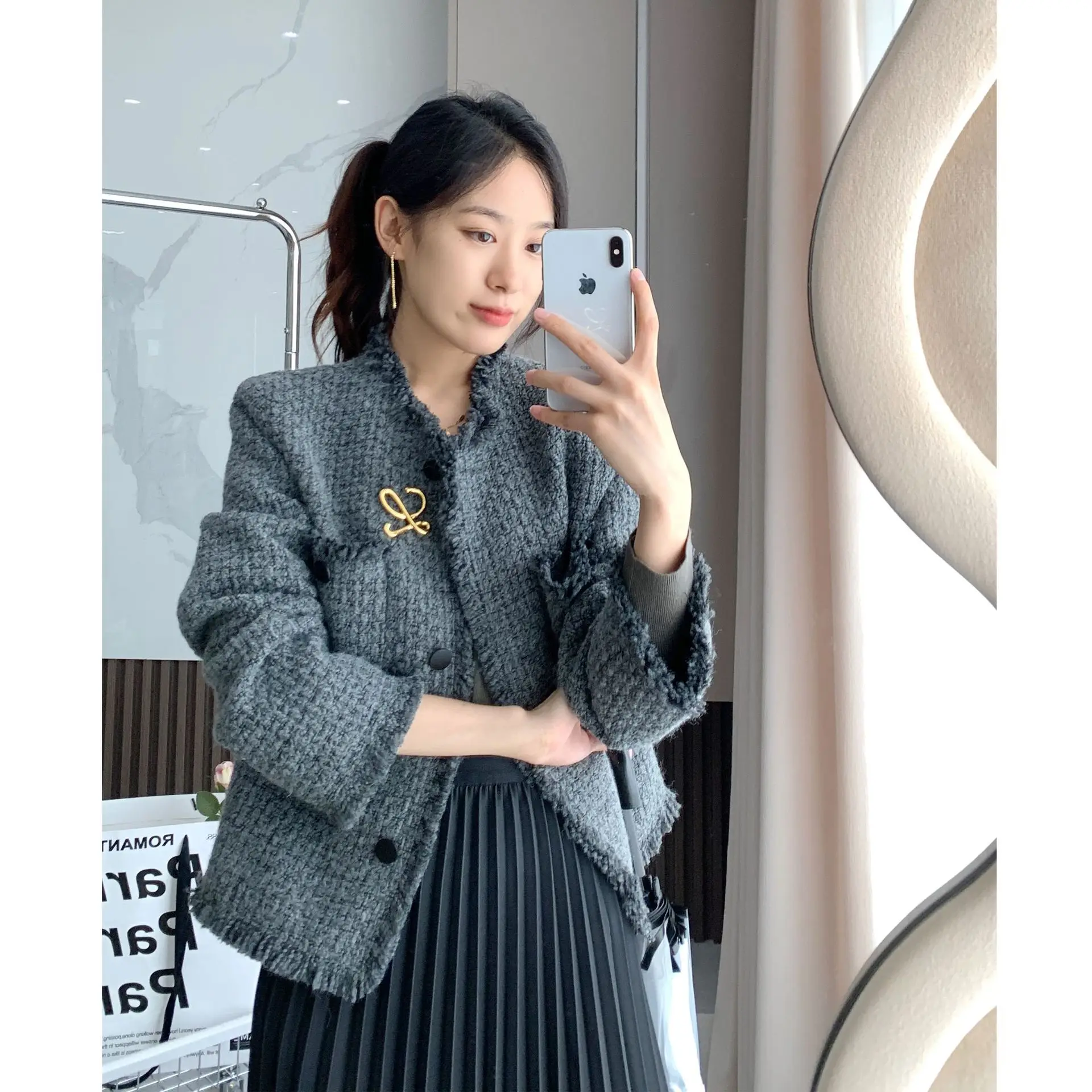 Small fragrance, high texture, coarse woolen cloth, woven with fragrant milk grey, short coat with thin edge, female
Small fragrance, high texture, coarse woolen cloth, woven with fragrant milk grey, short coat with thin edge, female