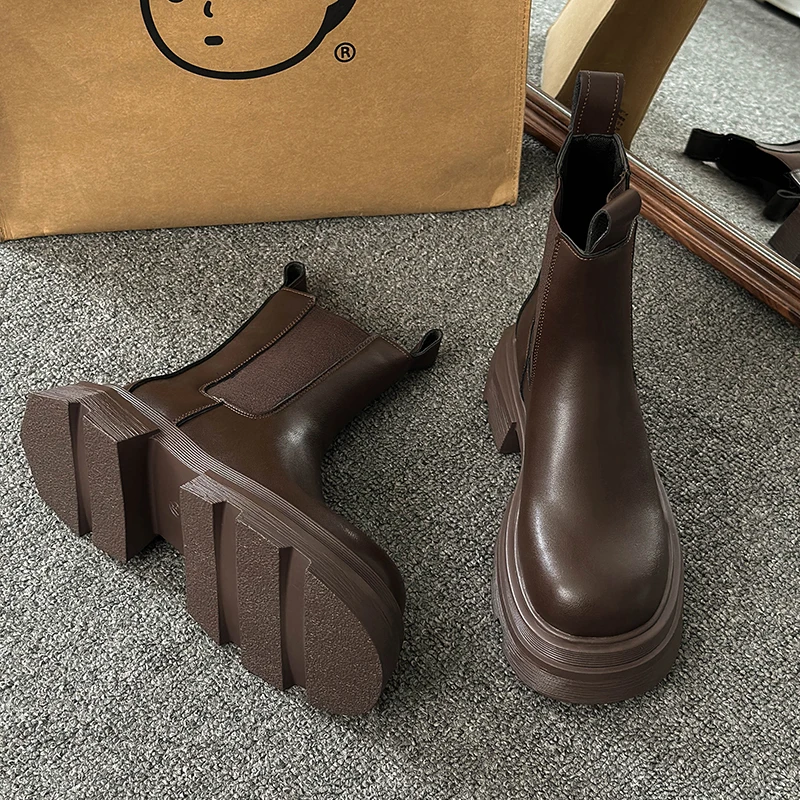 The New Autumn/Winter Chelsea Women's Platform Brown and Black Fashion Boots Are Simple and Stylish Women Boots Square Heel
The New Autumn/Winter Chelsea Women's Platform Brown and Black Fashion Boots Are Simple and Stylish Women Boots Square Heel