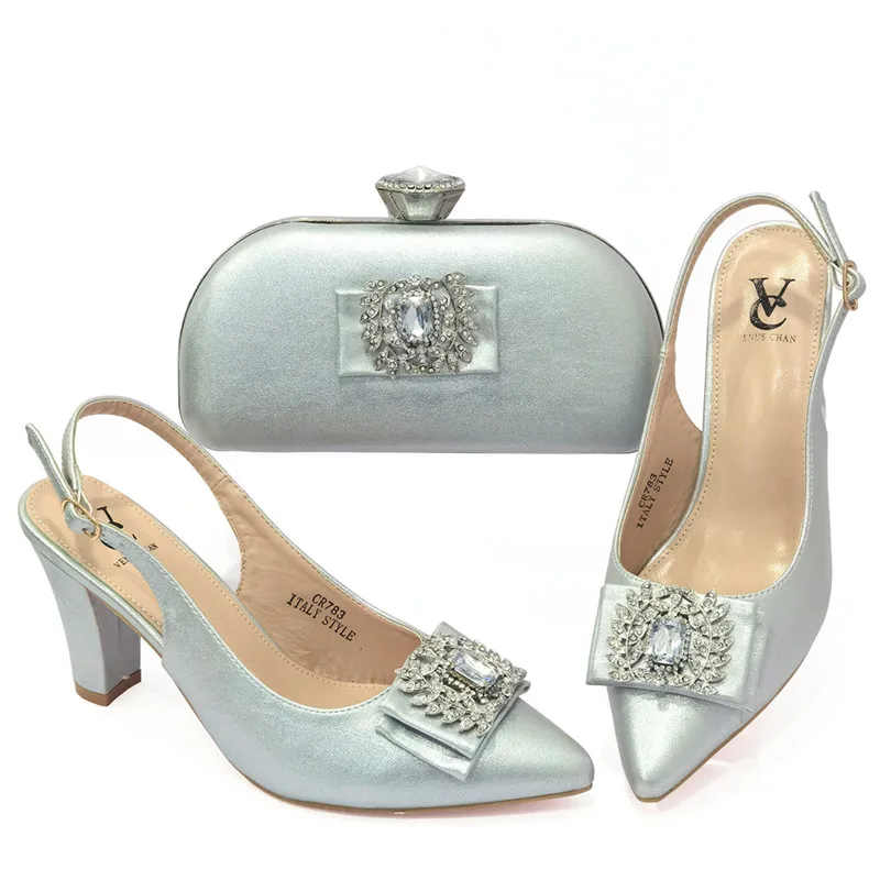 High Quality Nigerian Women Shoes and Bag Set in Silver Color 2022 Autumn New Arrivals Shoes Matching Bag for Wedding Party
High Quality Nigerian Women Shoes and Bag Set in Silver Color 2022 Autumn New Arrivals Shoes Matching Bag for Wedding Party