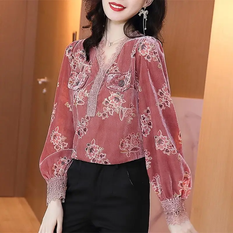 Gold velvet jacket blouse female 2022 spring new loose retro stocked V-neck long sleeve T-shirt European stock casual blouse 
Gold velvet jacket blouse female 2022 spring new loose retro stocked V-neck long sleeve T-shirt European stock casual blouse