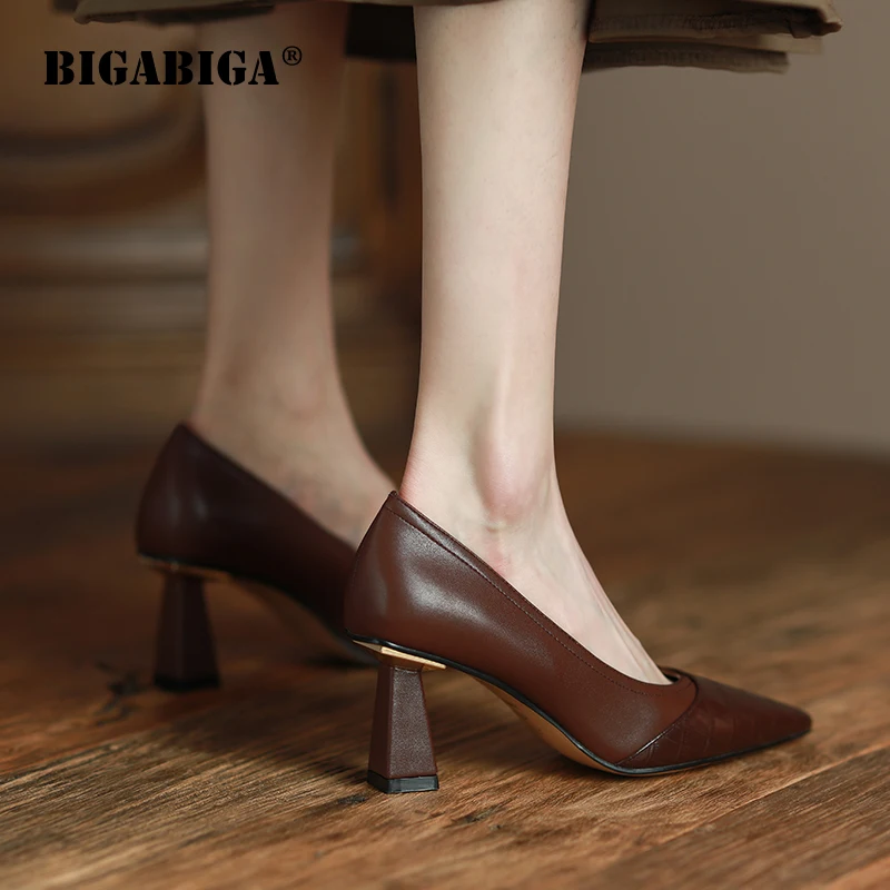 Туфли-лодочки BIGABIGA женские, модные туфли на высоком каблуке, с острым носком, с крокодиловой полосой, с металлическим украшением, туфли на квадратном каблуке
Туфли-лодочки BIGABIGA женские, модные туфли на высоком каблуке, с острым носком, с крокодиловой полосой, с металлическим украшением, туфли на квадратном каблуке