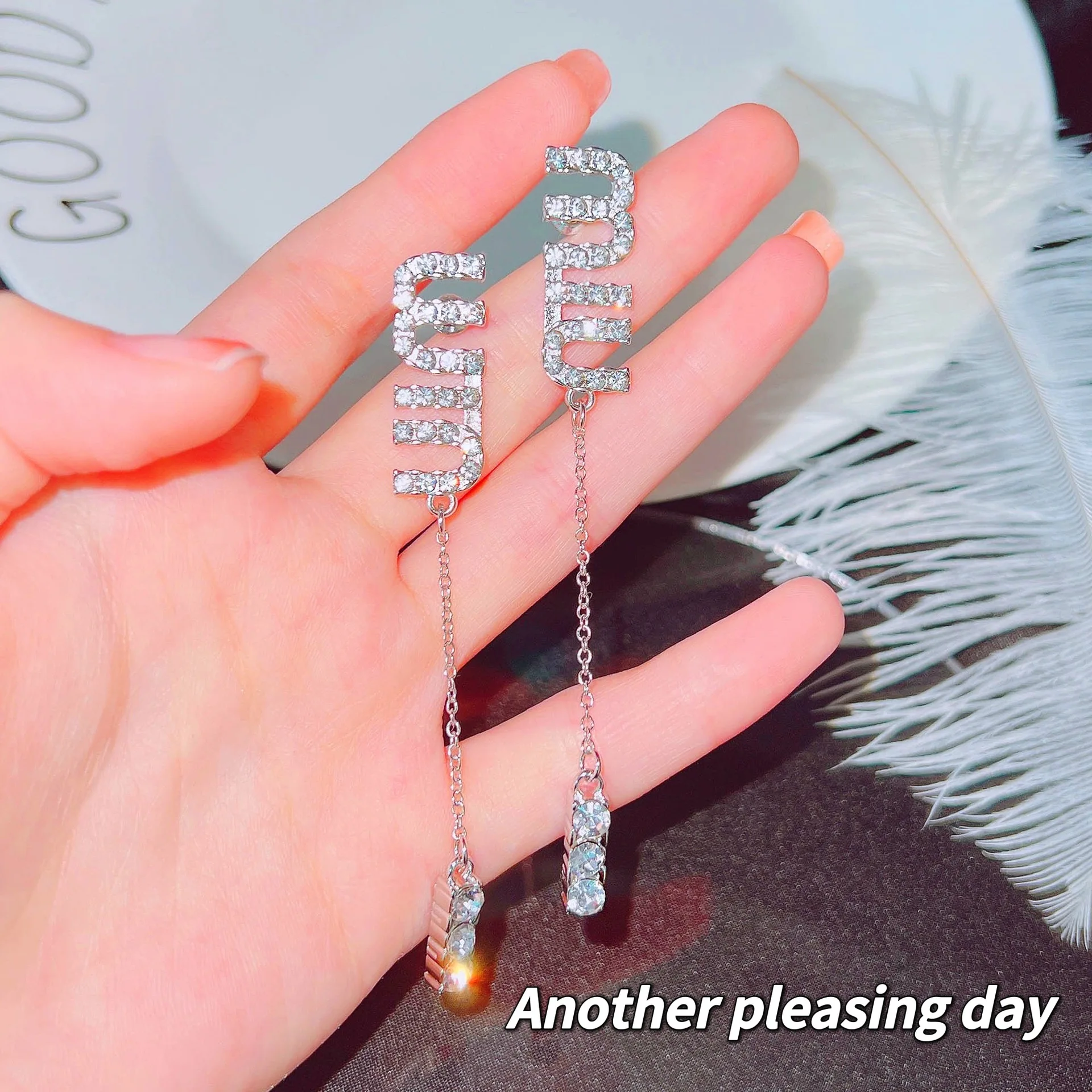 RUZZALLATI Luxury Exquisite Shiny Zircon Women Wedding Drop Earring Creative Alphabet Long Earing Silver Color Jewelry Gift
RUZZALLATI Luxury Exquisite Shiny Zircon Women Wedding Drop Earring Creative Alphabet Long Earing Silver Color Jewelry Gift