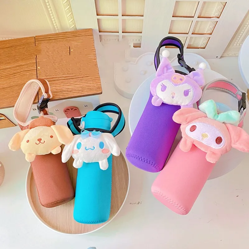 Сумка для куклы Sanrioed, портативная уличная Сумочка для бутылок с водой Kuromi, с теплоизоляцией, с защитой от падения, инструмент для кемпинга
Сумка для куклы Sanrioed, портативная уличная Сумочка для бутылок с водой Kuromi, с теплоизоляцией, с защитой от падения, инструмент для кемпинга