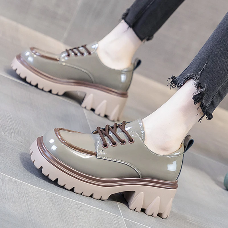 

Новые туфли-лодочки на массивной платформе в британском стиле, женские весенние лоферы на толстом каблуке со шнуровкой, женская обувь из лакированной кожи с круглым носком