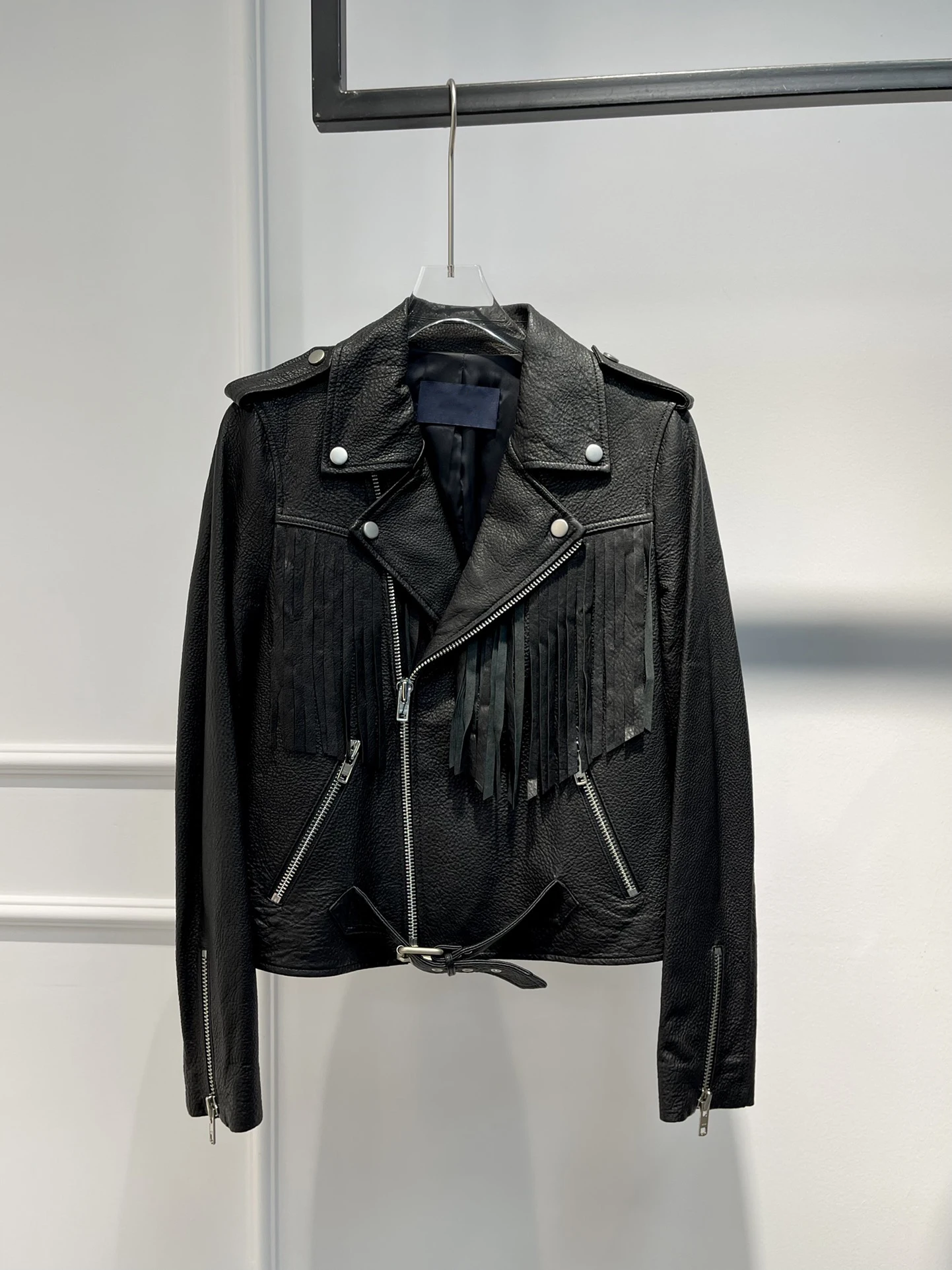 Top Quality Fashion Fringe Motorcycle Leather Jacket 2022 Autumn Winter Turn-down Collar Black Basic Coat with Belt Decoration
Top Quality Fashion Fringe Motorcycle Leather Jacket 2022 Autumn Winter Turn-down Collar Black Basic Coat with Belt Decoration