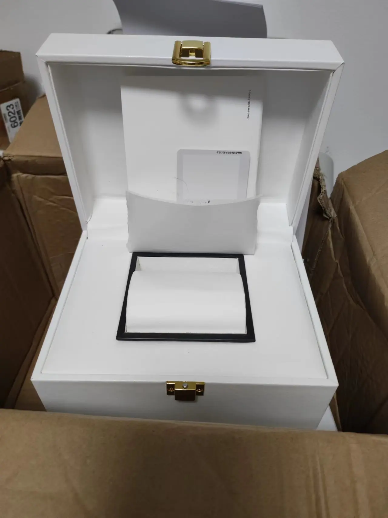 Белая коробка для часов
Белая коробка для часов
