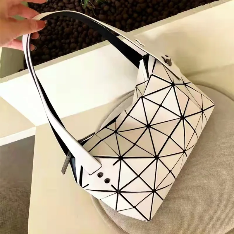 2022 New Popular Geometric Diamond Fashion Shoulder Handbag Dumpling Underarm Women's Mini Even Bag Ladies Luxury Designer Shiny
2022 New Popular Geometric Diamond Fashion Shoulder Handbag Dumpling Underarm Women's Mini Even Bag Ladies Luxury Designer Shiny