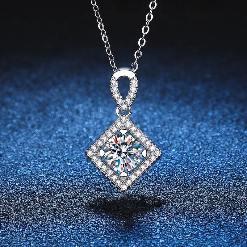 Trendy 925 Silver 1ct D Color Moissanite Geometric Square Necklace for Women Plated White Gold Lab Diamond Necklaces Pass Tester
Trendy 925 Silver 1ct D Color Moissanite Geometric Square Necklace for Women Plated White Gold Lab Diamond Necklaces Pass Tester