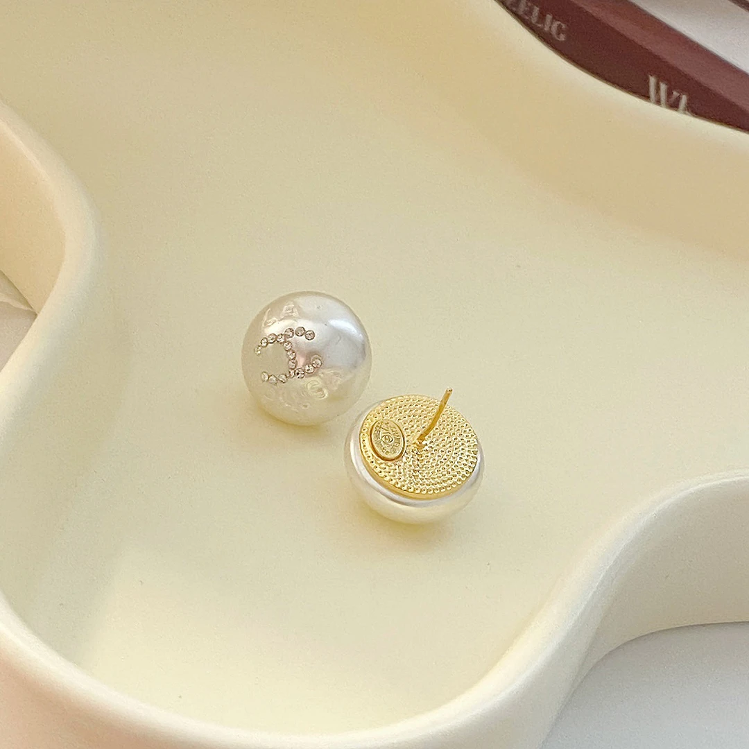 S925 silver fashion replica version of the small fragrance high-precision beads micro-set European and American ear stud earring
S925 silver fashion replica version of the small fragrance high-precision beads micro-set European and American ear stud earring