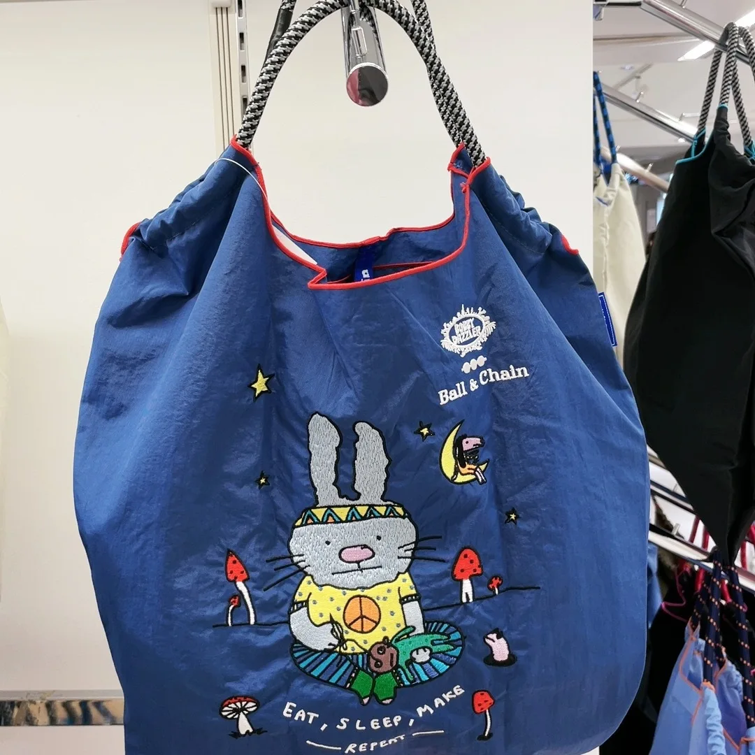 Rabbit Embroidery Eco Bag Ball Nylon Shoulder Bag Designer Bags for Women Rope Handle Shopper Purses and Handbags Large Tote New
Rabbit Embroidery Eco Bag Ball Nylon Shoulder Bag Designer Bags for Women Rope Handle Shopper Purses and Handbags Large Tote New