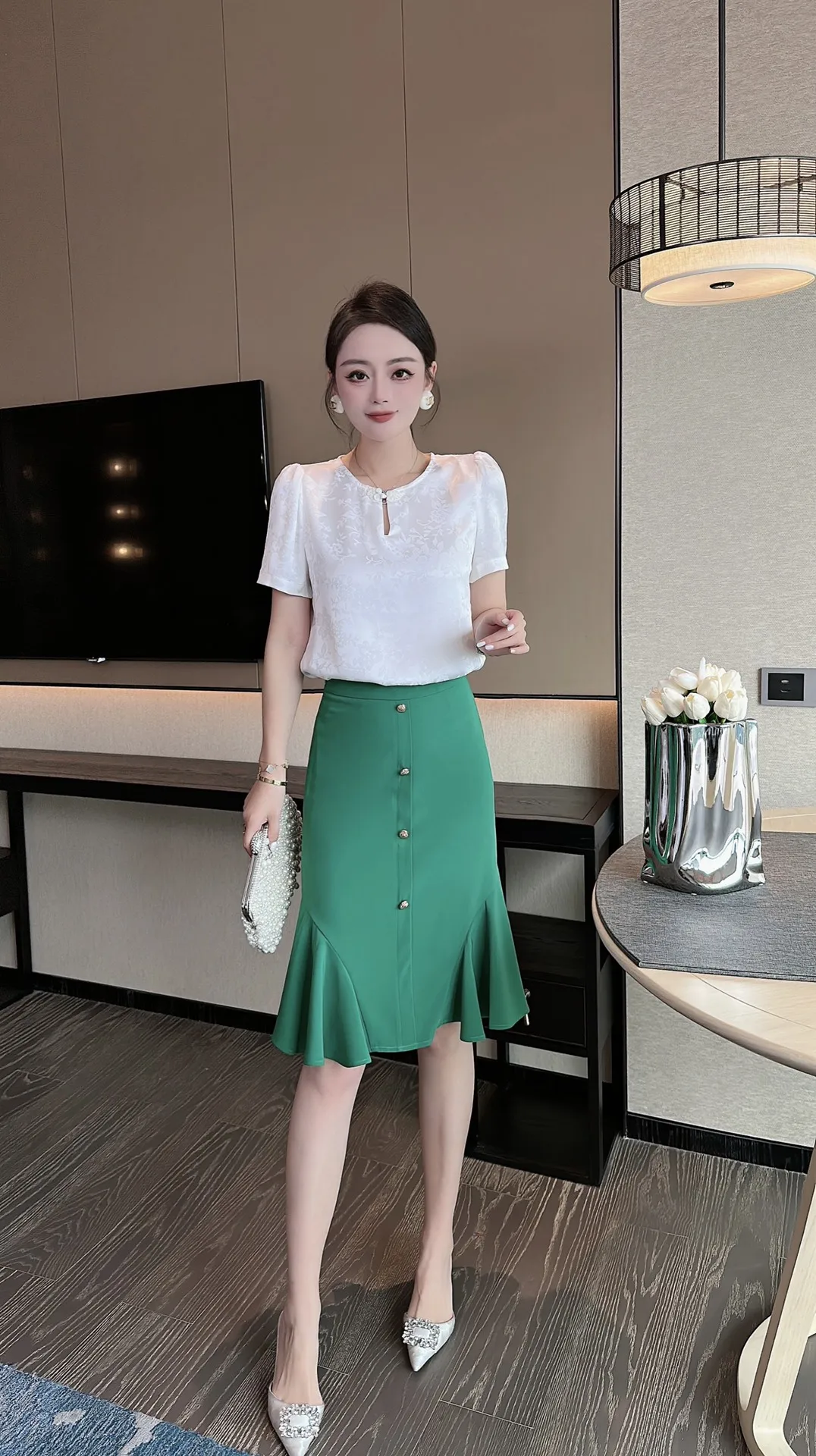 

2023 Early Spring Fashion New Women's Wear White Rayon Jacquard Top➕Green Cotton Spinning Fishtail Skirt 0228