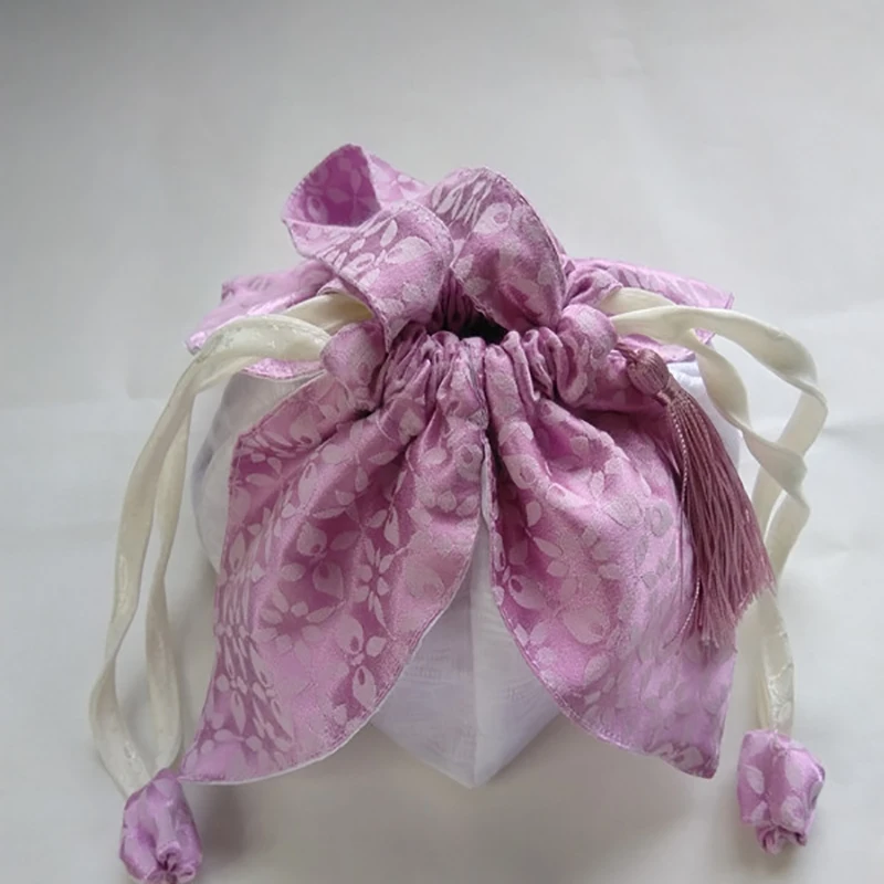 Japanese Antique Hanfu Kimono Cute Small Bag Portable Cotton Drawstring Handbag Creative Printing Petal-Shaped Small Bag LC107
Japanese Antique Hanfu Kimono Cute Small Bag Portable Cotton Drawstring Handbag Creative Printing Petal-Shaped Small Bag LC107