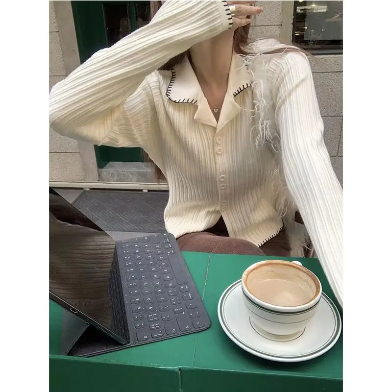 Milk System Soft Waffle Color Contrast Sweater Female Autumn Winter Niche Design Sense Lapel Lazy Wind in Short Knit Cardigan
Milk System Soft Waffle Color Contrast Sweater Female Autumn Winter Niche Design Sense Lapel Lazy Wind in Short Knit Cardigan