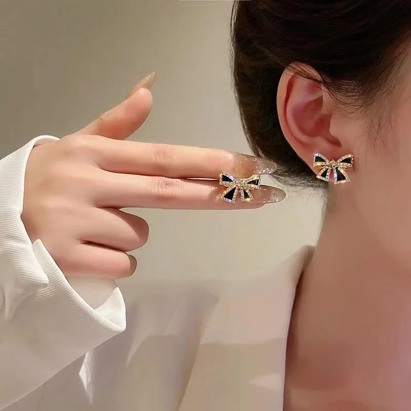 Zircon Black Color Bow Stud Earrings for Women Shining Simple Minimalist Crystal Bowknot Earrings Ear Piercing Jewelry Gift 
Zircon Black Color Bow Stud Earrings for Women Shining Simple Minimalist Crystal Bowknot Earrings Ear Piercing Jewelry Gift