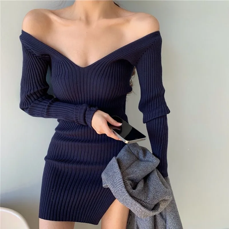 Женское трикотажное платье-свитер с V-образным вырезом
Женское трикотажное платье-свитер с V-образным вырезом