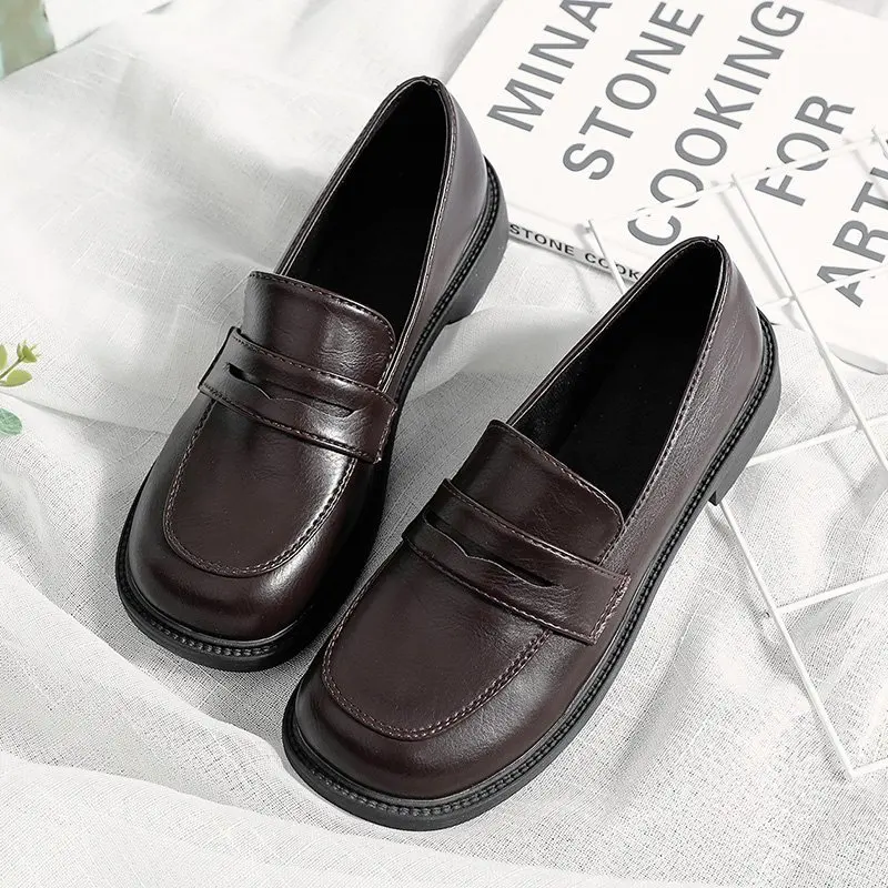 Женские кожаные туфли на платформе, маленькие лоферы на толстом каблуке, с металлической цепочкой, в британском стиле, осень
Женские кожаные туфли на платформе, маленькие лоферы на толстом каблуке, с металлической цепочкой, в британском стиле, осень