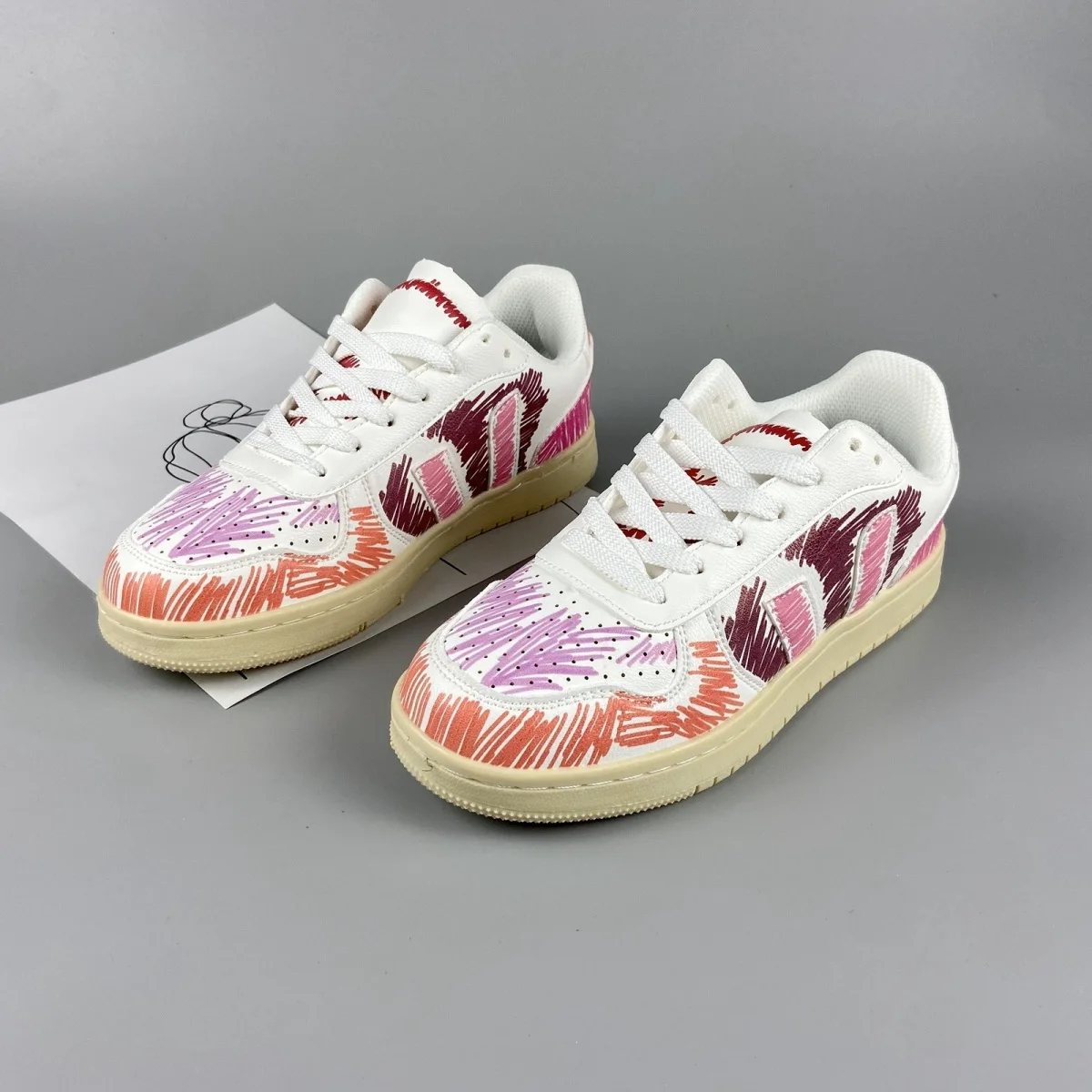 New Hand-painted Graffiti Little White Shoes for Men and Women's Casual Board Shoes, Breathable Sports Shoes, Couple Shoes
New Hand-painted Graffiti Little White Shoes for Men and Women's Casual Board Shoes, Breathable Sports Shoes, Couple Shoes