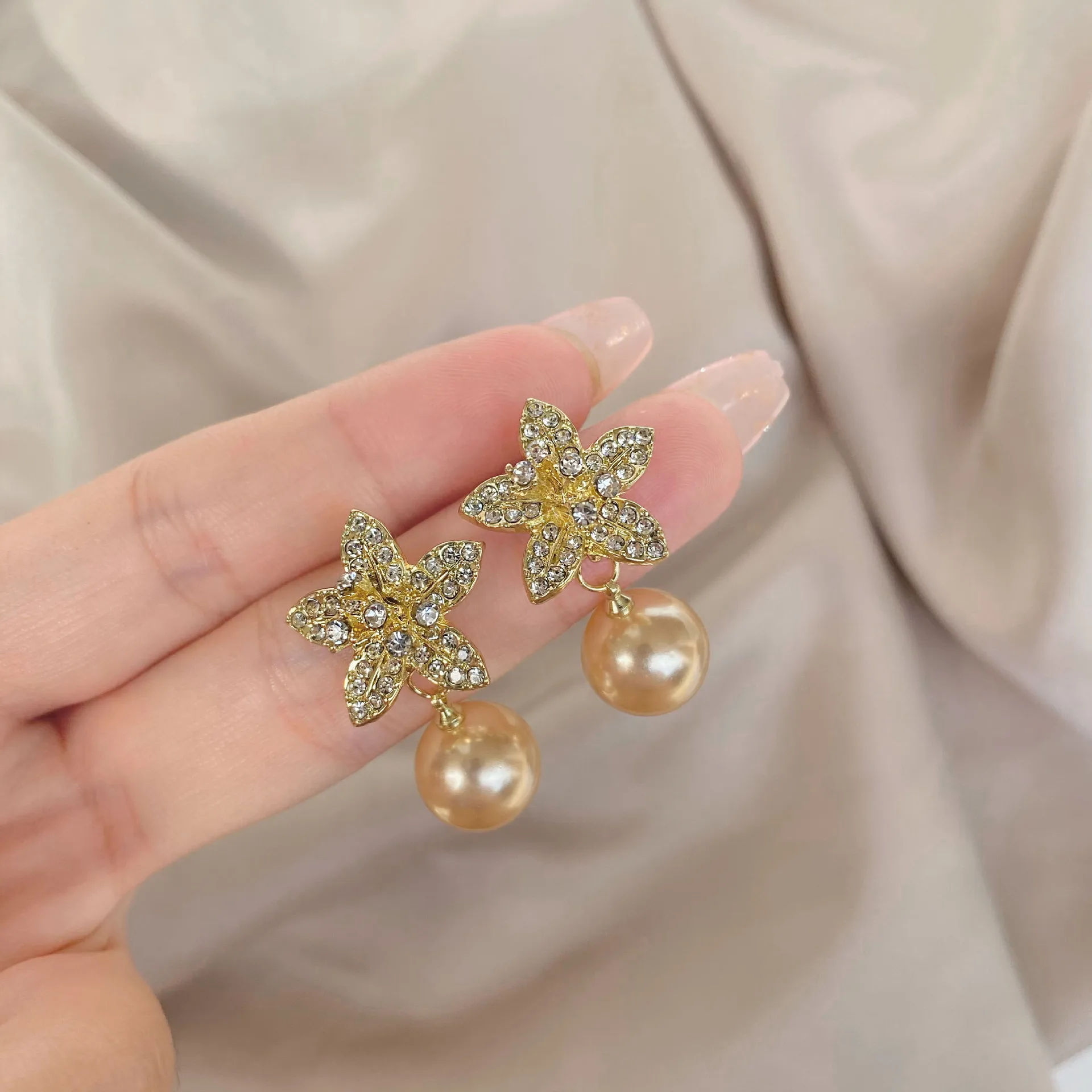 2022 South Korea Fashionable New Ms Pearl Earrings Set Auger Metal Flower, Delicate Contracted Luxury Elegant Wedding Jewelry
2022 South Korea Fashionable New Ms Pearl Earrings Set Auger Metal Flower, Delicate Contracted Luxury Elegant Wedding Jewelry