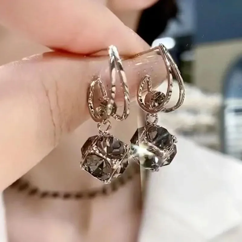 2023 New Fashion Trend Elegant Delicate Light Luxury Advanced Geometric Zircon Earrings For Women Jewelry Wedding Party Gift
2023 New Fashion Trend Elegant Delicate Light Luxury Advanced Geometric Zircon Earrings For Women Jewelry Wedding Party Gift