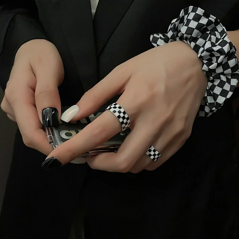 Silver Color Rings INS Fashion Hip Hop Vintage Couples Unique Black and White Grid Pattern Design Party Jewelry
Silver Color Rings INS Fashion Hip Hop Vintage Couples Unique Black and White Grid Pattern Design Party Jewelry