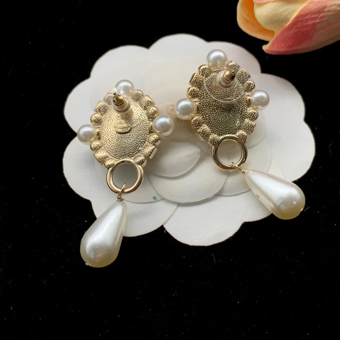 Romantic Vintage Feel Special Design Shiny Polished Ear Stud Fashion Jewelry Fabulous Earrings for Women
Romantic Vintage Feel Special Design Shiny Polished Ear Stud Fashion Jewelry Fabulous Earrings for Women