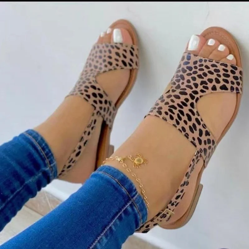 

Новые сандалии на плоской подошве в европейском стиле с леопардовым принтом сандалии с открытым носком для пляжа Повседневная Уличная кожаная женская обувь с пряжкой