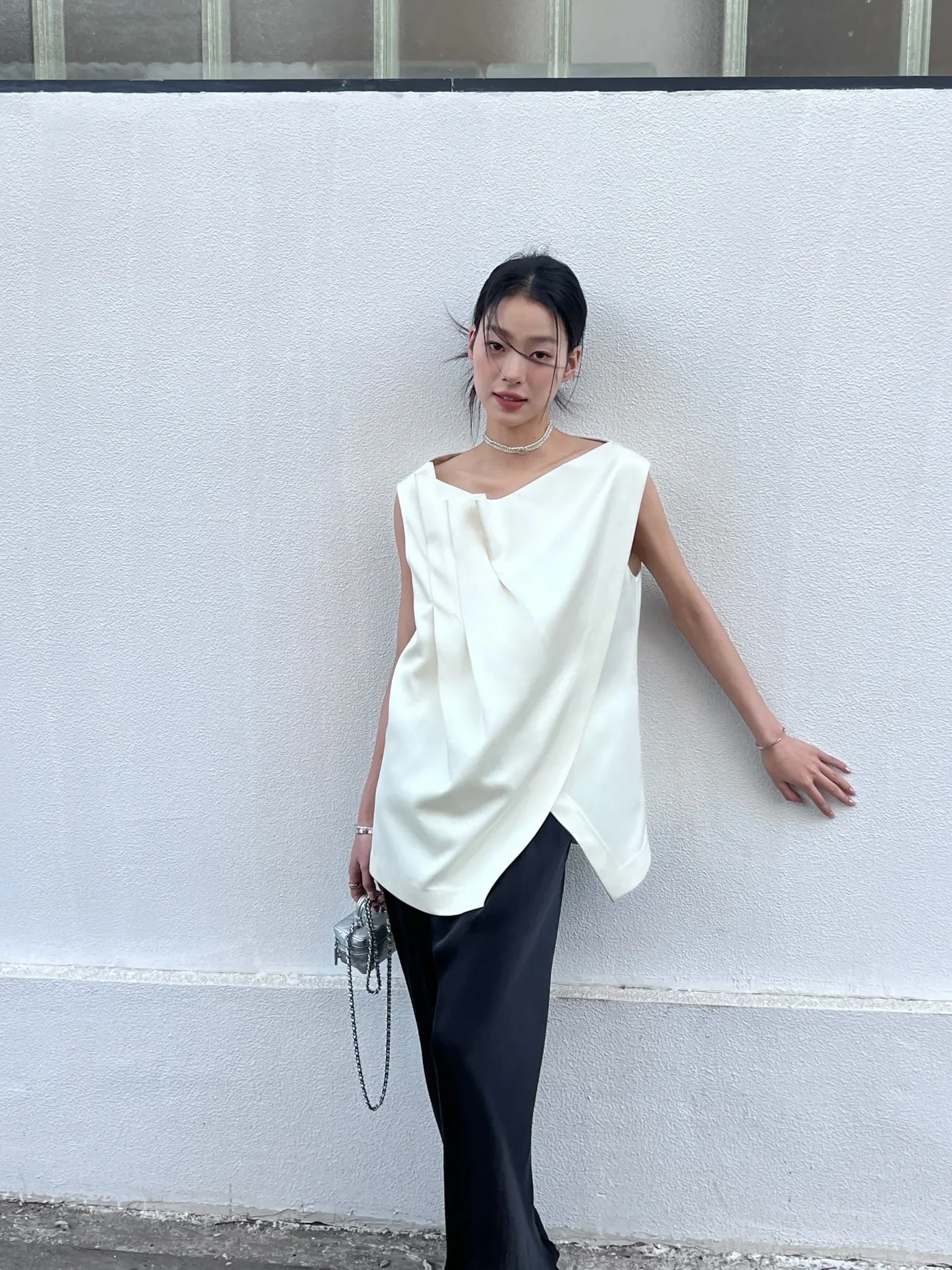The Women's Sleeveless Tops Row Silk Acetate Tank Top Irregular Pleats Solid Color One-line Collar Loose Casual Crop Top
The Women's Sleeveless Tops Row Silk Acetate Tank Top Irregular Pleats Solid Color One-line Collar Loose Casual Crop Top