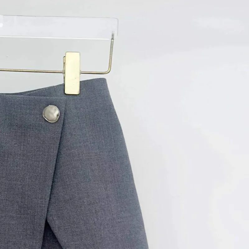 2023 Early Autumn New High Waist Irregular Slanted Placket Slit Gray Hakama Women Mini Skirt
2023 Early Autumn New High Waist Irregular Slanted Placket Slit Gray Hakama Women Mini Skirt