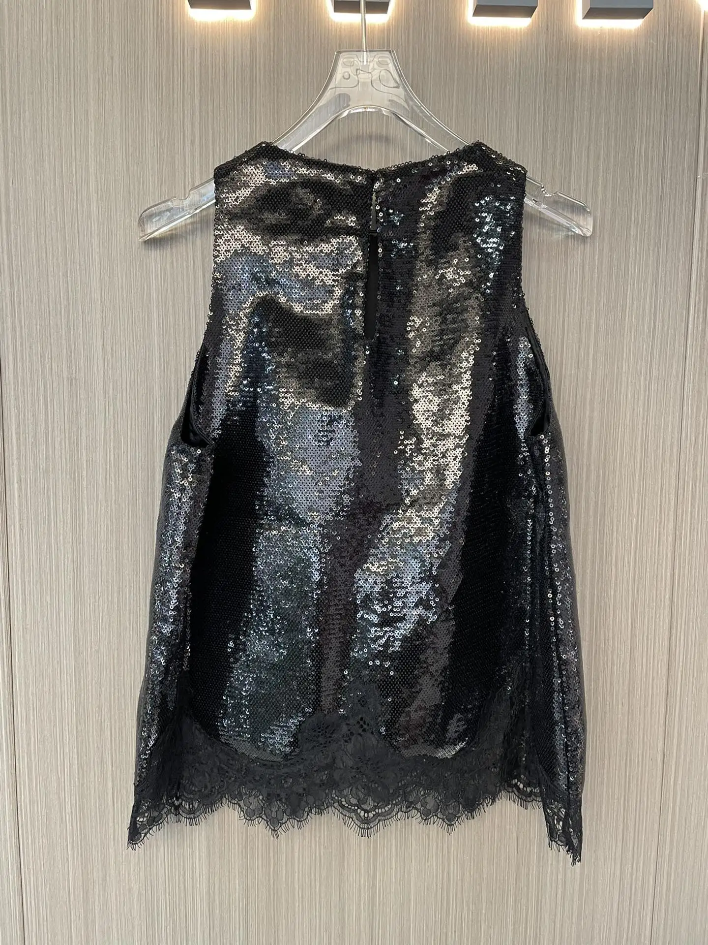 summer 23 new frog shoulder heavy industry sequin sleeveless vest design sense hem stitching lace
summer 23 new frog shoulder heavy industry sequin sleeveless vest design sense hem stitching lace